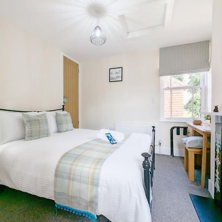 Four Priory Road, Chichester Ngoại thất bức ảnh