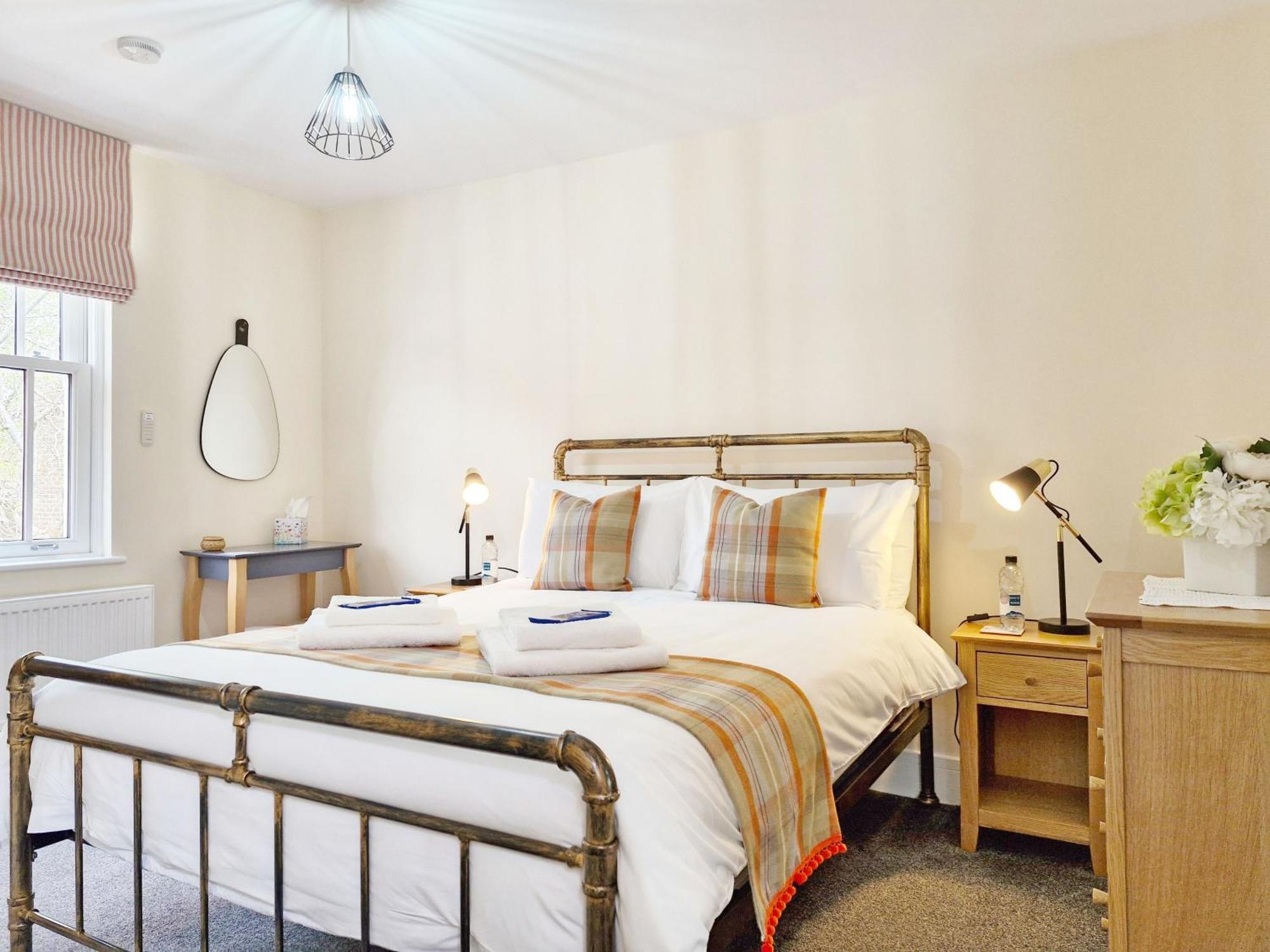 Four Priory Road, Chichester Ngoại thất bức ảnh
