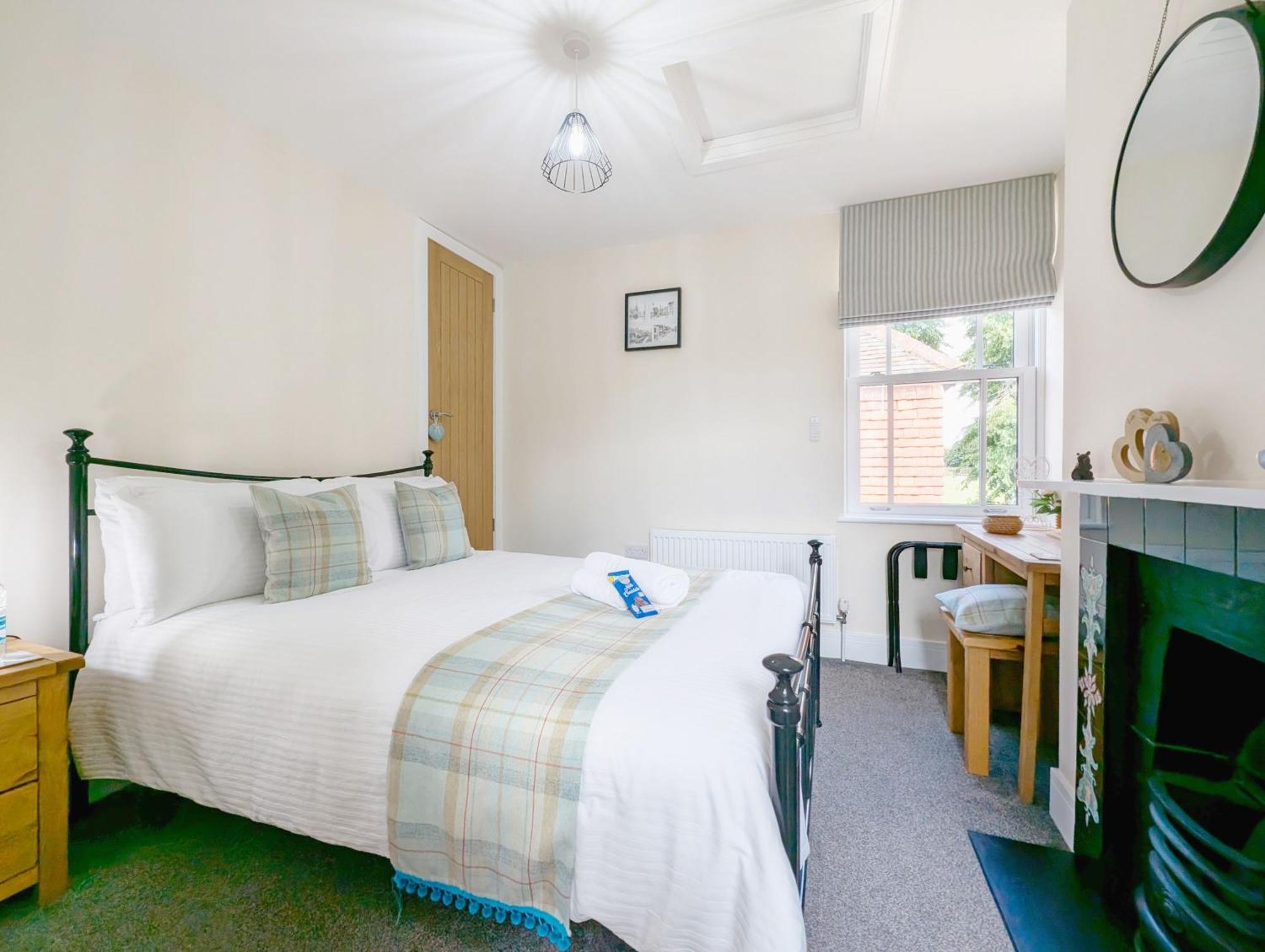 Four Priory Road, Chichester Ngoại thất bức ảnh