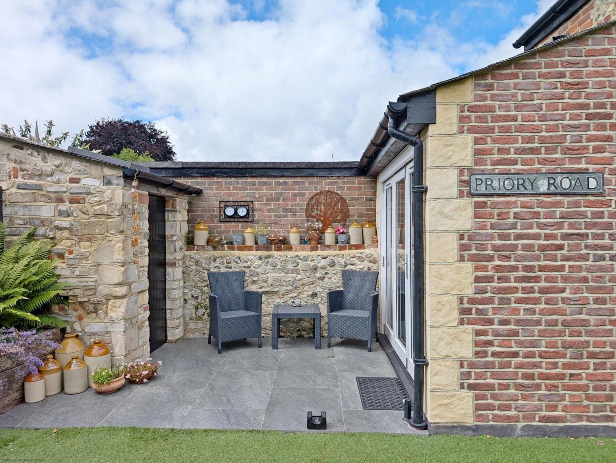 Four Priory Road, Chichester Ngoại thất bức ảnh